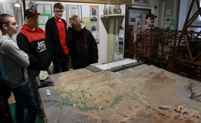 9. třída v Muzeu naftového dobývání a geologie - Mapa Moravy - se zvýrazněním míst těžby ropy a uhlí